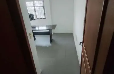 Aluga duplex com ótimo espaço, contendo banheiro, cozinha e sala de jantar.