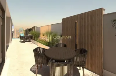 Conforto e localização privilegiada: 2 suítes na meia praia!