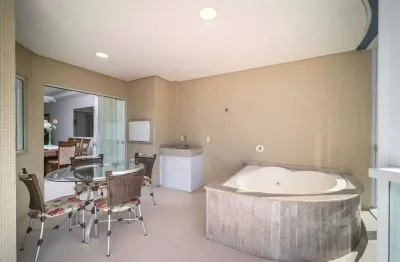 Espaçoso apartamento com 3 suítes e 3 vagas na praia de bombinhas