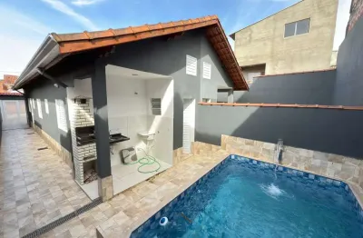 Casa geminada lado pista 900mts do mar em excelente localização com piscina e churrasqueira em itanhaém!!