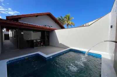 Casa isolada em fase de obras com piscina e churrasqueira na cidade de itanhaém!!