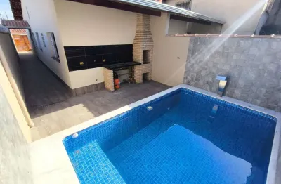 Casa geminada com piscina lado pista em bairro residencial em itanhaém!