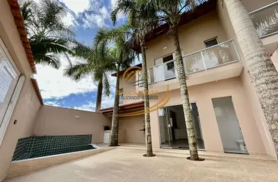Sobrado lado praia no centro de itanhaém 300mts do mar, com piscina para venda!!