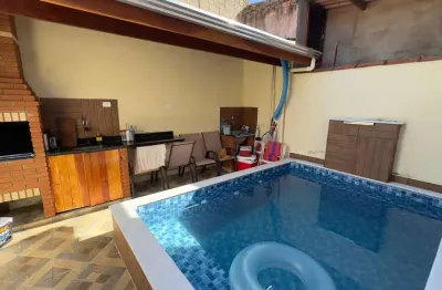 Linda casa em bairro residencial com piscina e churrasqueira em itanhaém!