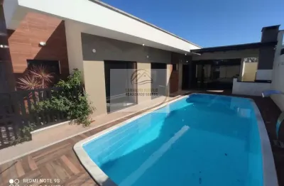Linda casa isolada semi nova com piscina grande próximo ao mar para venda em itanhaém!