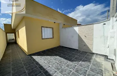 Casa geminada com piscina lado pista para venda em itanhaém!