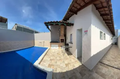 Linda casa com piscina aquecida, churrasqueira, semi mobiliada em bairro residencial em itanhaém!