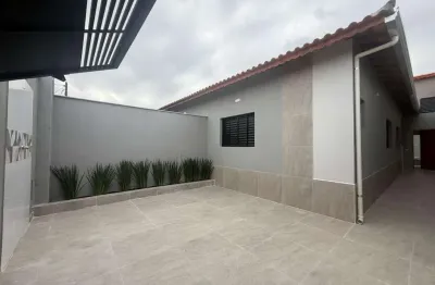 Linda casa lado pista 800mts do mar com piscina e 03 dorm em mongaguá!