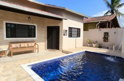Casa semi-mobiliada em lote inteiro, confortável e espaços próximo ao mar à venda em itanhaém!