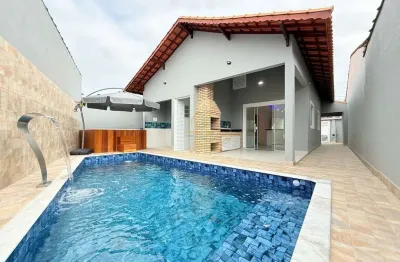 Se encante com essa maravilhosa casa apenas 30mts do mar com piscina e hidromassagem em mongaguá!