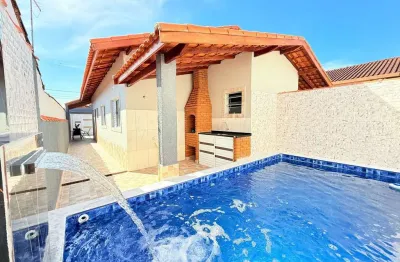 Linda casa geminada com piscina apenas 1000 metros do mar e 2km do centro de itanhaém!