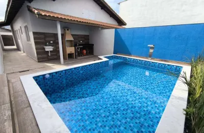 Casa geminada em bairro residencial com piscina e churrasqueira em itanhaém!