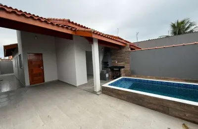 Casa geminada lado pista 600 mts do mar com piscina e churrasqueira em itanhaém!!
