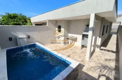 Linda casa geminada com piscina e churrasqueira em bairro residencial em itanhaém!