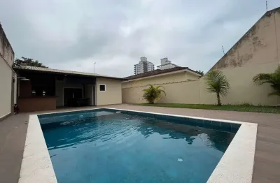 Casa alto padrão em praia grande, quadra do mar com piscina e churrasqueira!!
