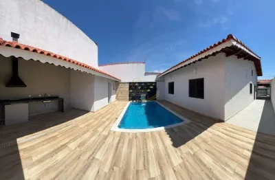 Casa alto padrão com 03 dorm, piscina próximo ao mar em peruíbe!