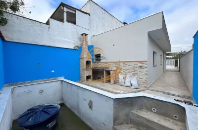 Casa geminada lado pista em bairro residencial com piscina e churrasqueira em itanhaém!
