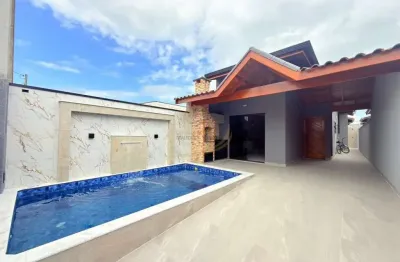 Linda casa com piscina e churrasqueira, excelente acabamento em peruíbe!