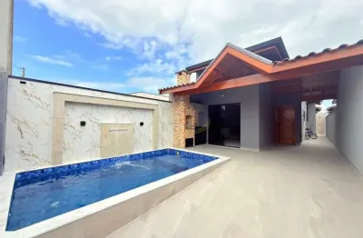 Linda casa com piscina e churrasqueira, excelente acabamento em peruíbe!