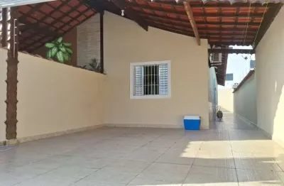 Casa geminada mobiliada com espaço para piscina em mongaguá!
