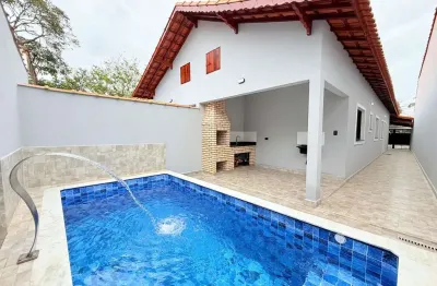 Casa geminada com piscina e churrasqueira 120m do mar em mongaguá!!