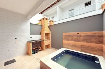 Sobrado em condomínio fechado frente mar com piscina e churrasqueira privativa.
