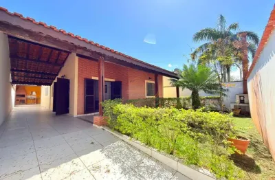 Sua oportunidade na cidade de itanhaém!! Apenas 450m do mar, casa isolada com 03 dorm em itanhaém!