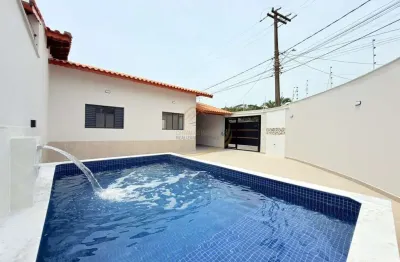 Casa de esquina apenas 400m do mar com piscina e churrasqueira em itanhaém!
