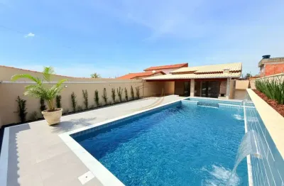 Se encante com essa maravilhosa casa isolada 700m do mar com piscina de 4x10 metros em itanhaém!
