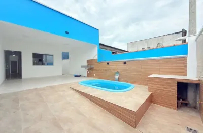 Casa geminada com piscina 1200 metros do mar para venda em peruíbe!