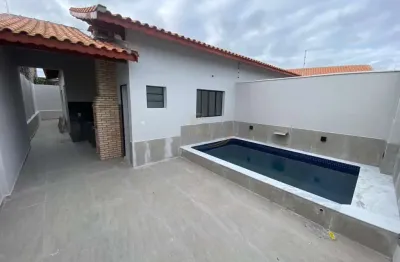 Casa com 02 dorm, 300mts do mar com piscina e churrasqueira em mongaguá!