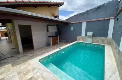 Casa isolada seminova com piscina e churrasquieira para venda em bairro residencial!