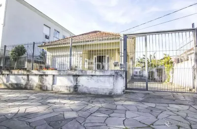 Casa com 3 quartos à venda na rua dona cecília, 72, medianeira, porto alegre, 216 m2 por r$ 1.300.000
