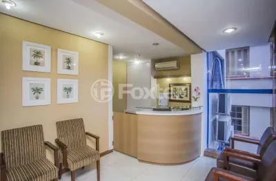 Sala comercial com 3 salas à venda na praça dom feliciano, 26, centro histórico, porto alegre, 44 m2 por r$ 350.000
