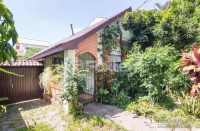 Casa com 3 quartos à venda na rua nunes, 482, medianeira, porto alegre, 131 m2 por r$ 600.000
