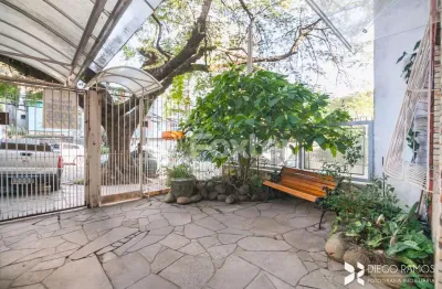 Casa com 3 quartos à venda na avenida taquara, 428, petrópolis, porto alegre, 264 m2 por r$ 1.300.000