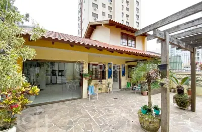 Casa com 3 quartos à venda na rua acélio daudt, 55, passo da areia, porto alegre, 198 m2 por r$ 1.384.000