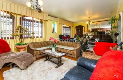 Casa com 7 quartos à venda na rua paissandu, 467, partenon, porto alegre, 720 m2 por r$ 2.340.000