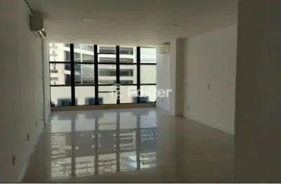 Sala comercial com 1 sala à venda na praça dom feliciano, 78, centro histórico, porto alegre, 35 m2 por r$ 195.000