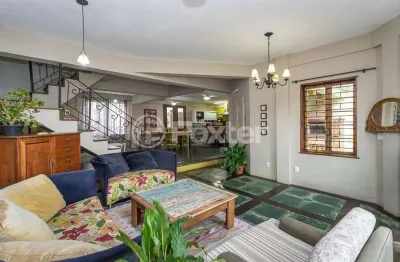 Casa com 3 quartos à venda na rua álvaro nicofé, 195, vila jardim, porto alegre, 270 m2 por r$ 890.000