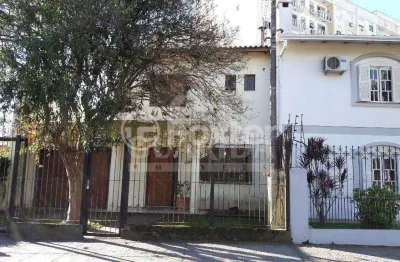 Casa com 3 quartos à venda na rua afonso arinos, 536, camaquã, porto alegre, 250 m2 por r$ 800.000