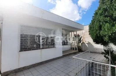 Casa com 4 quartos à venda na rua doutor aurélio py, 220, medianeira, porto alegre, 300 m2 por r$ 552.000