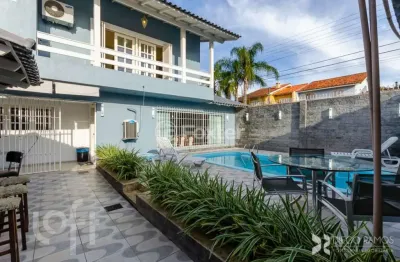 Casa com 3 quartos à venda na Rua Paulo Derly Strehl, 235, Espírito Santo, Porto Alegre, 256 m2 por R$ 900.000