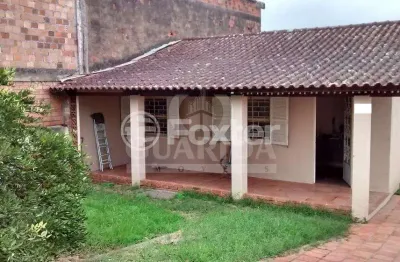 Casa com 2 quartos à venda na avenida edgar pires de castro, 925, hípica, porto alegre, 150 m2 por r$ 640.000