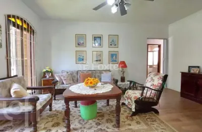 Casa com 3 quartos à venda na avenida teixeira mendes, 298, chácara das pedras, porto alegre, 114 m2 por r$ 750.000