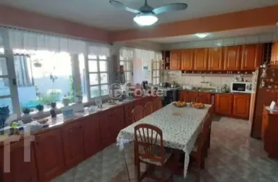 Casa com 3 quartos à venda na avenida orleaes, 744, guarujá, porto alegre, 318 m2 por r$ 650.000