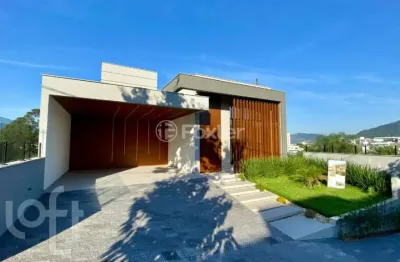 Casa com 3 quartos à venda na rua dos rouxinóis, 81, pedra branca, palhoça, 230 m2 por r$ 1.900.000