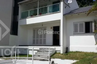 Casa com 2 quartos à venda na rua teixeira de carvalho, 259, medianeira, porto alegre, 260 m2 por r$ 1.110.000