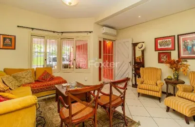 Casa com 3 quartos à venda na praça dom pedro, 106, vila ipiranga, porto alegre, 172 m2 por r$ 890.000