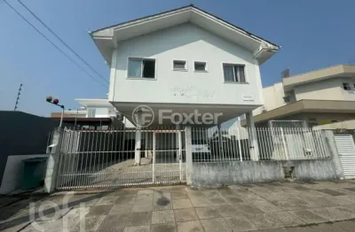 Apartamento com 2 quartos à venda na rua jardim esperança, 20, carianos, florianópolis, 55 m2 por r$ 411.000
